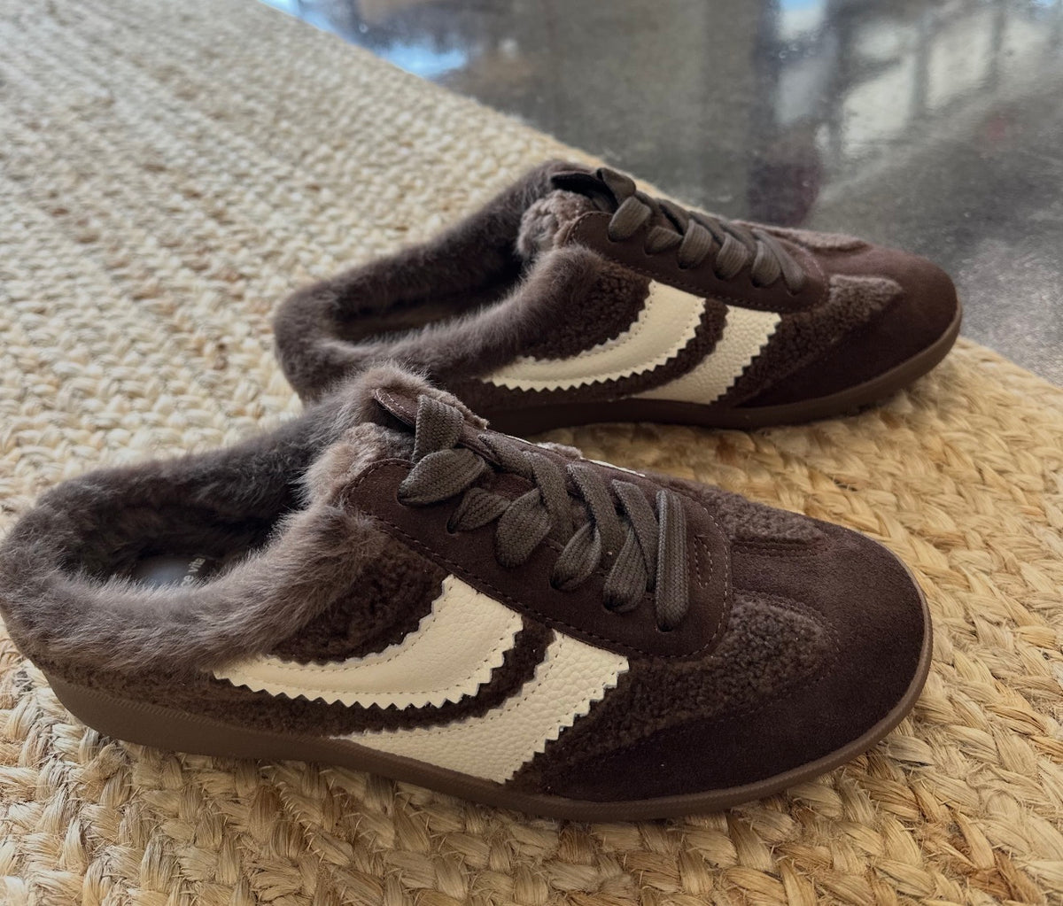 MERIT SLIDE PLUSH ON BROWN PLUSH - Dolce Vita
