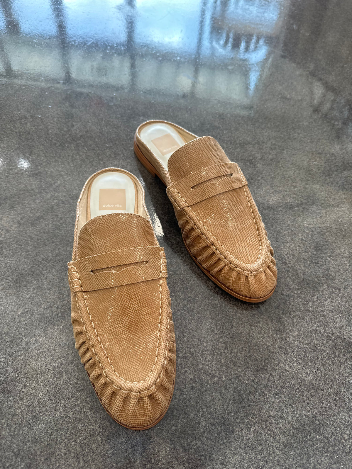 BETZY LATTE EMBOSSED SUEDE - Dolce Vita
