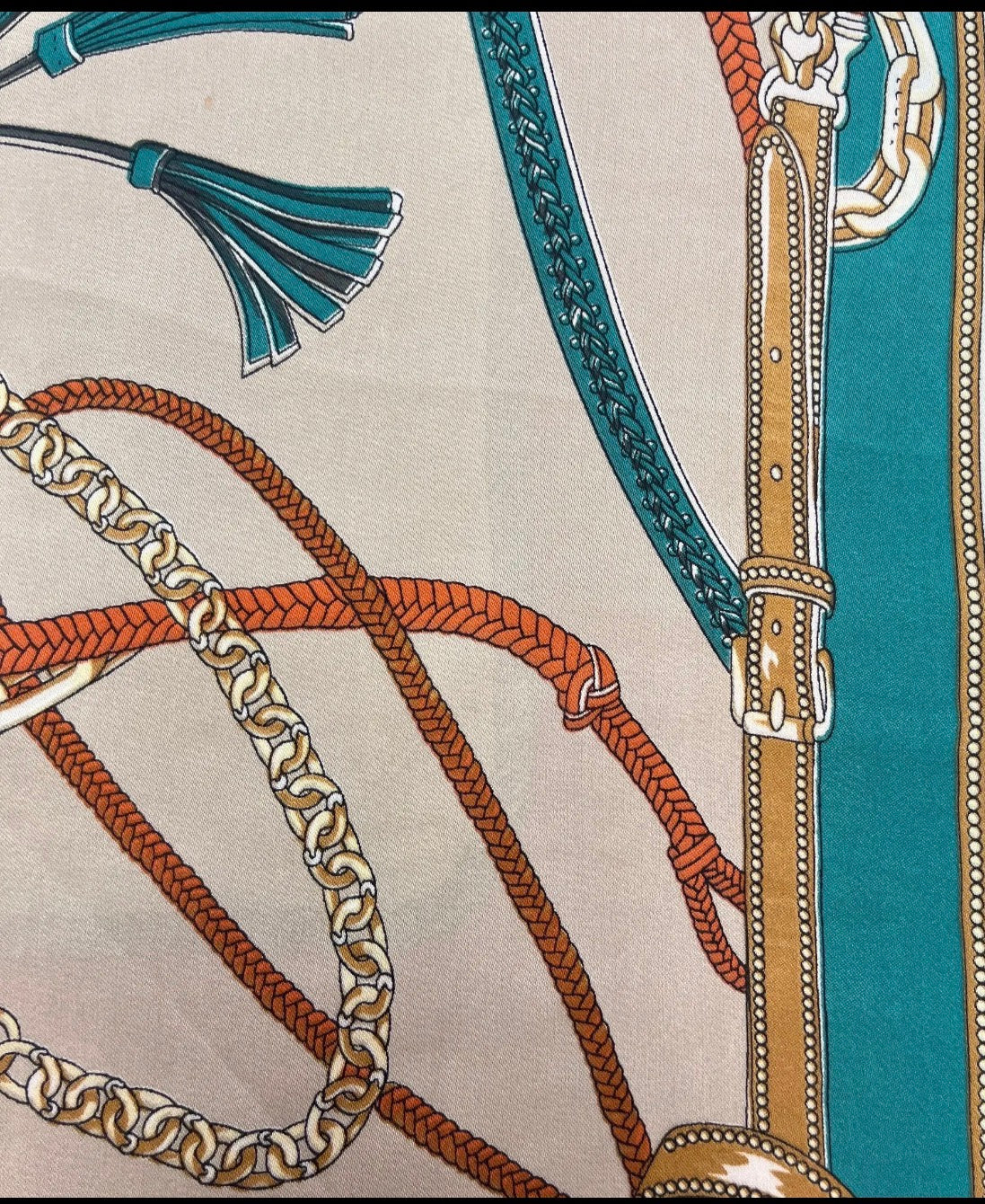 CHAIN AND BELTS DETAIL SCARF (2 COLORS)
