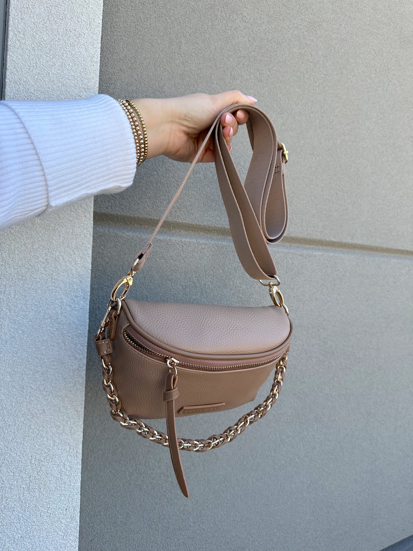 Halsey sling bag