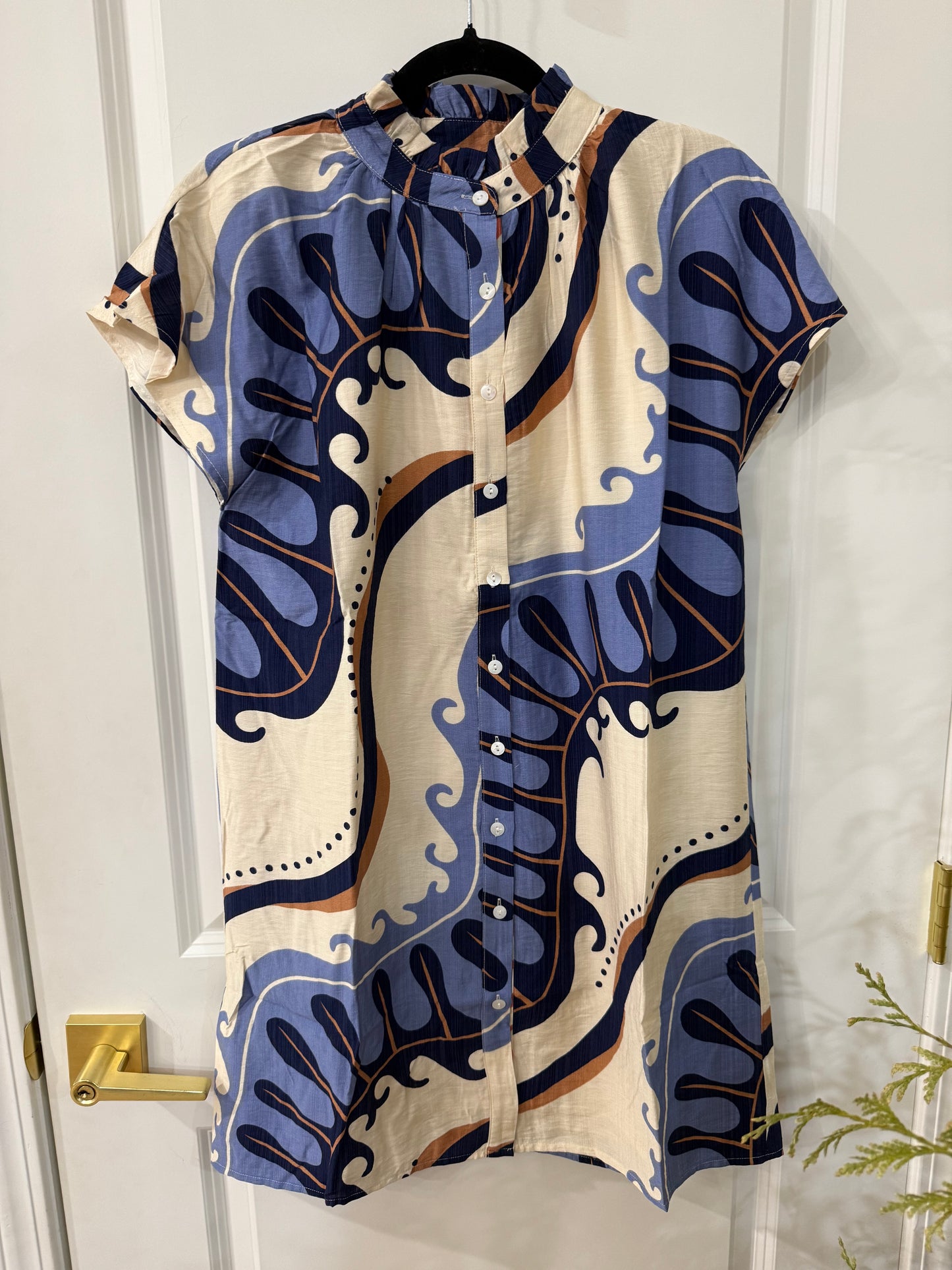 Short sleeve abstract pattern button up dress