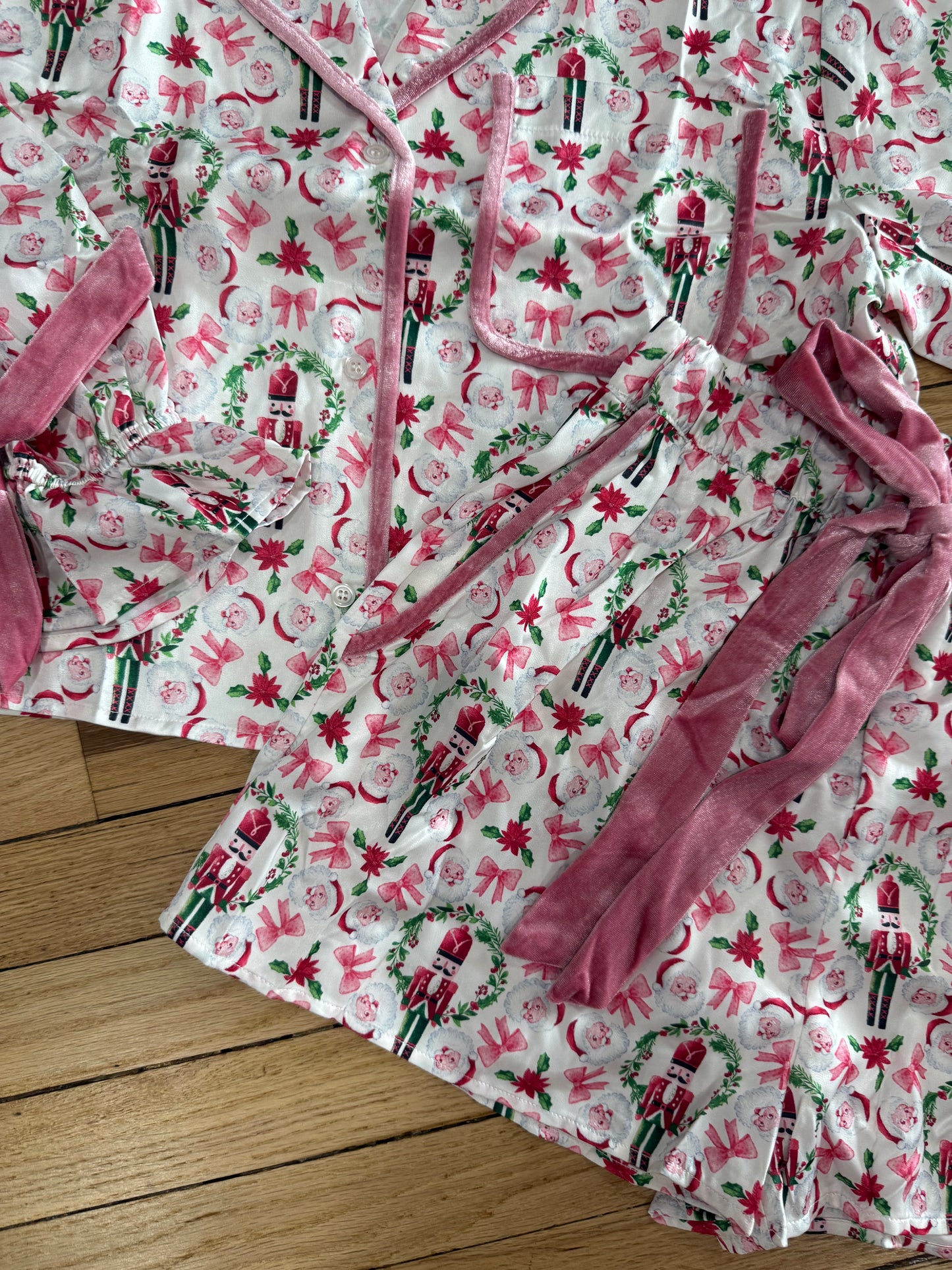 SATIN NUTCRACKER PRINTS TIED CUFFS set