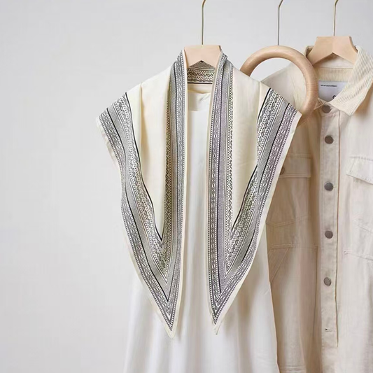 S25277 Border Print Triangle Lightweight Scarf