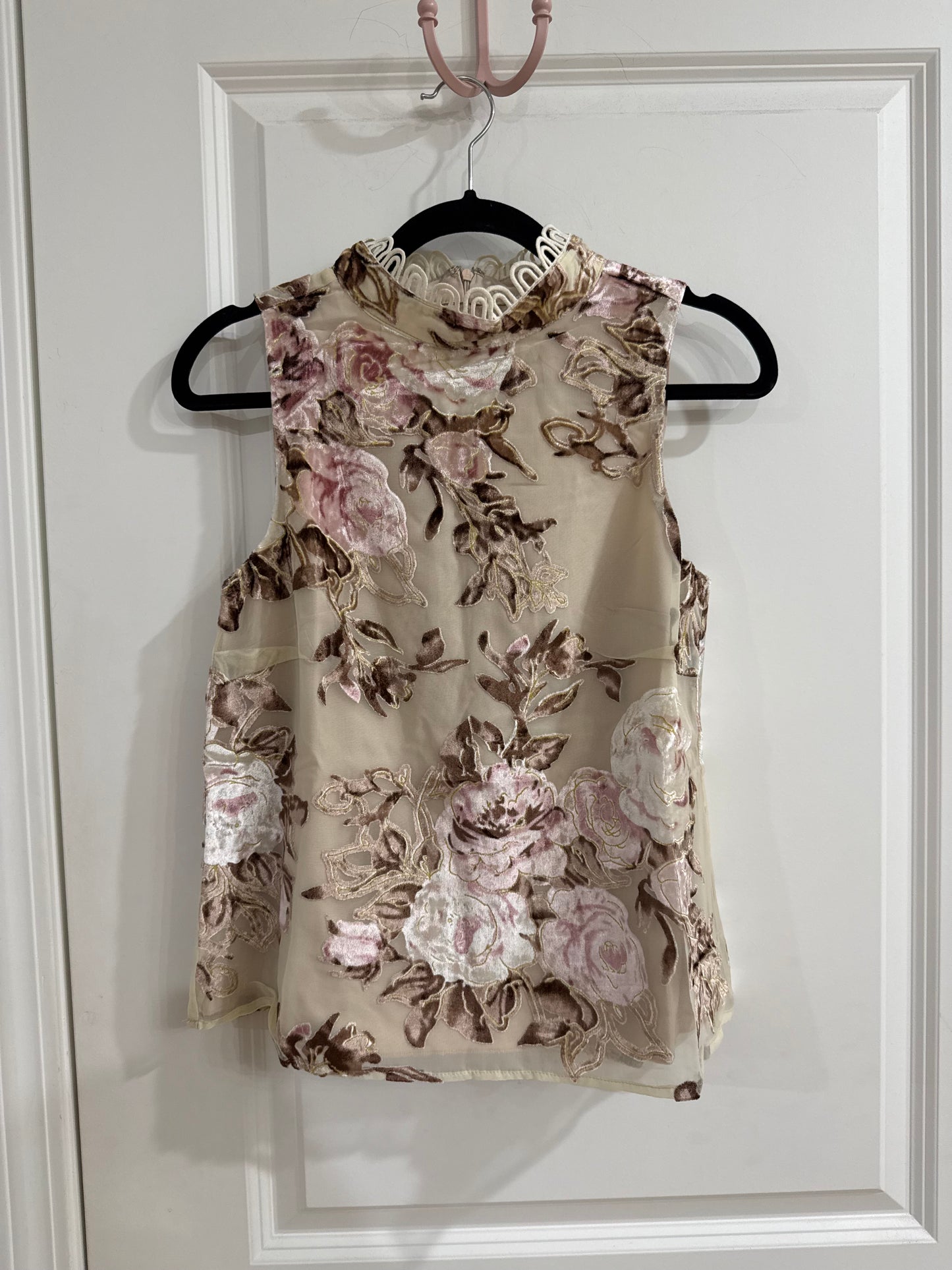 SLEEVELESS TOP WITH SCALLOP