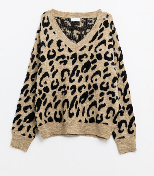 Soft knit v-neck sweater with leopard