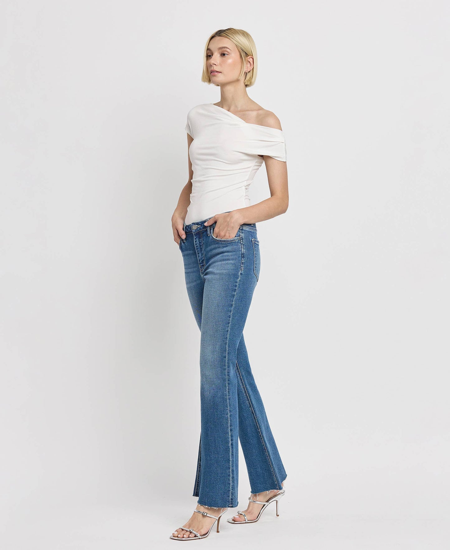 HIGH RISE RAW HEM RELAXED FLARE JEANS