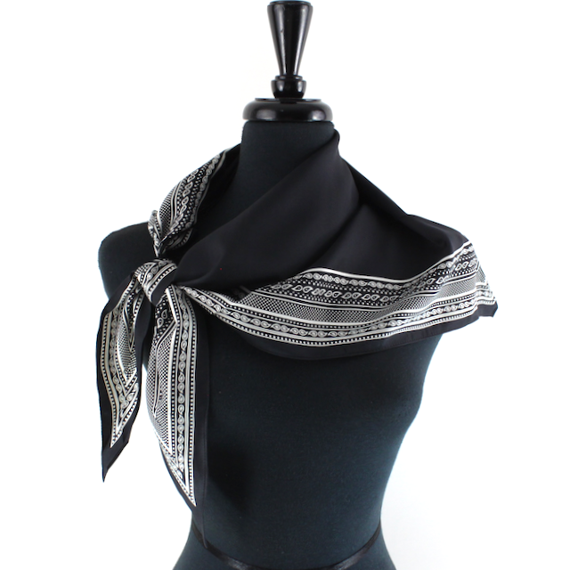 S25277 Border Print Triangle Lightweight Scarf