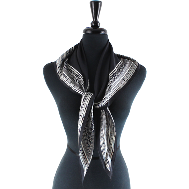 S25277 Border Print Triangle Lightweight Scarf