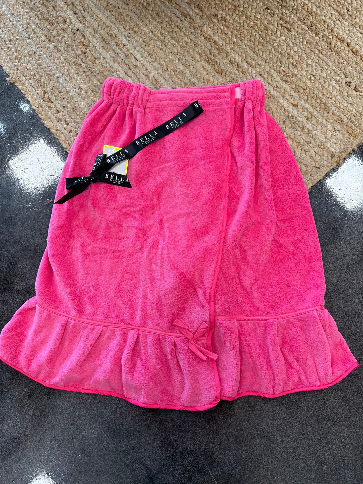 Spa Wrap - ruffle hot pink