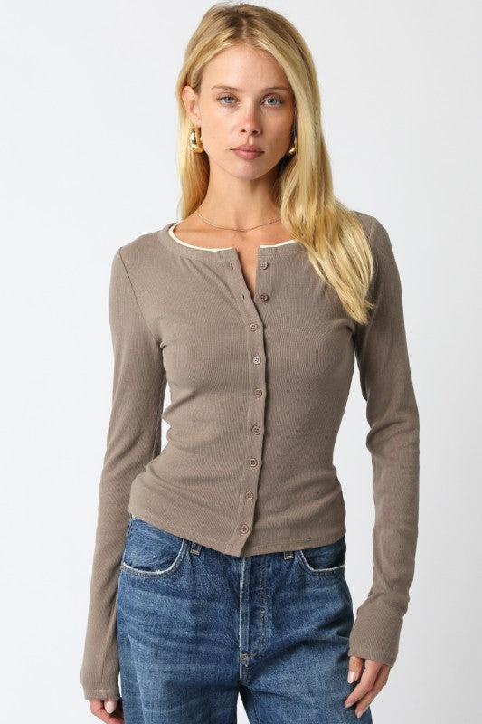 Saige button top