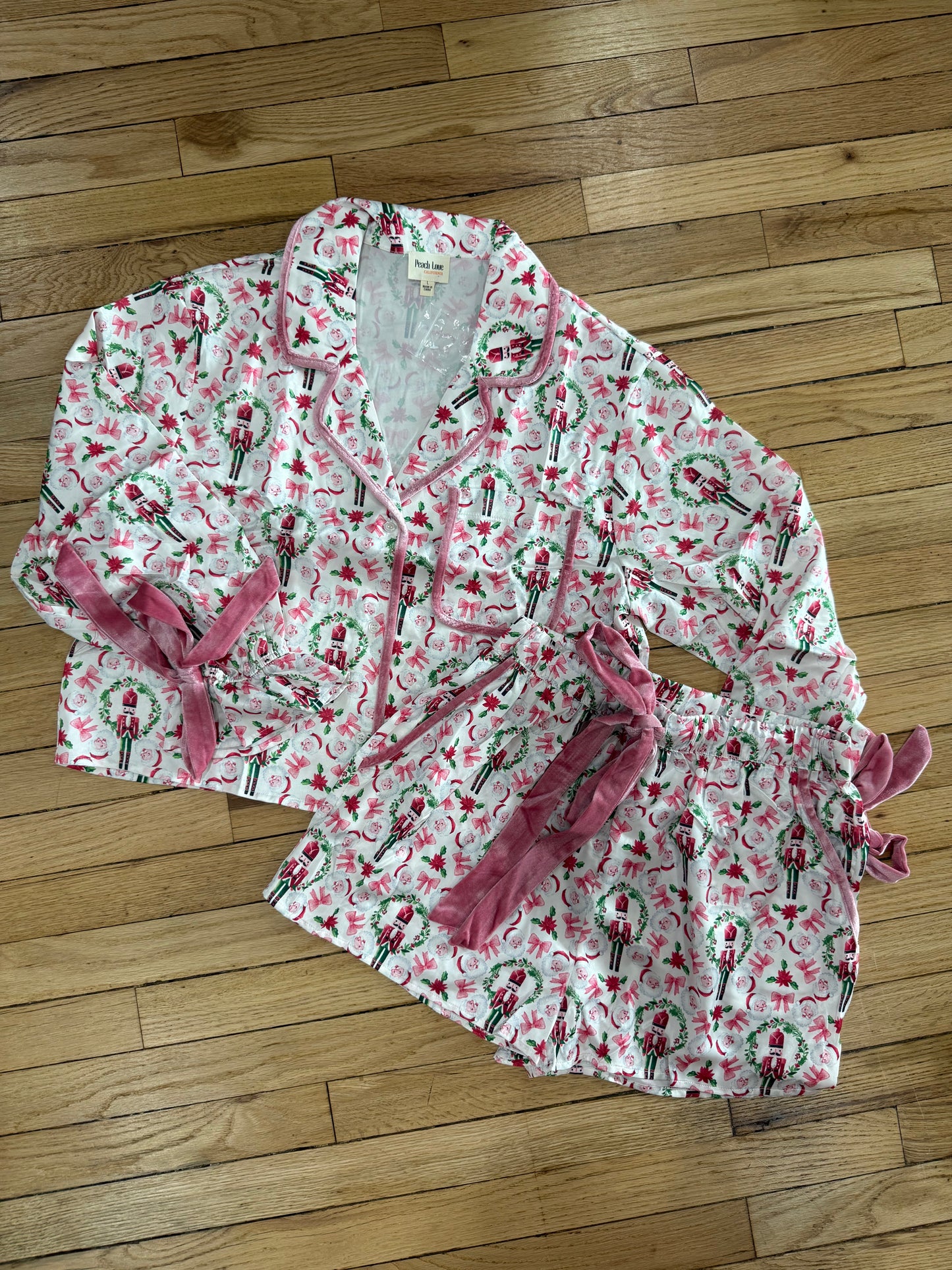 SATIN NUTCRACKER PRINTS TIED CUFFS set