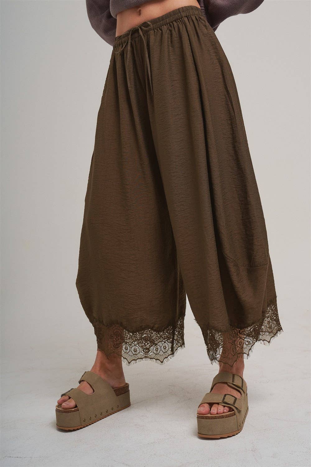 LIGHTWEIGHT BALLOON LEG PANTS WITH DELICATE LACE
