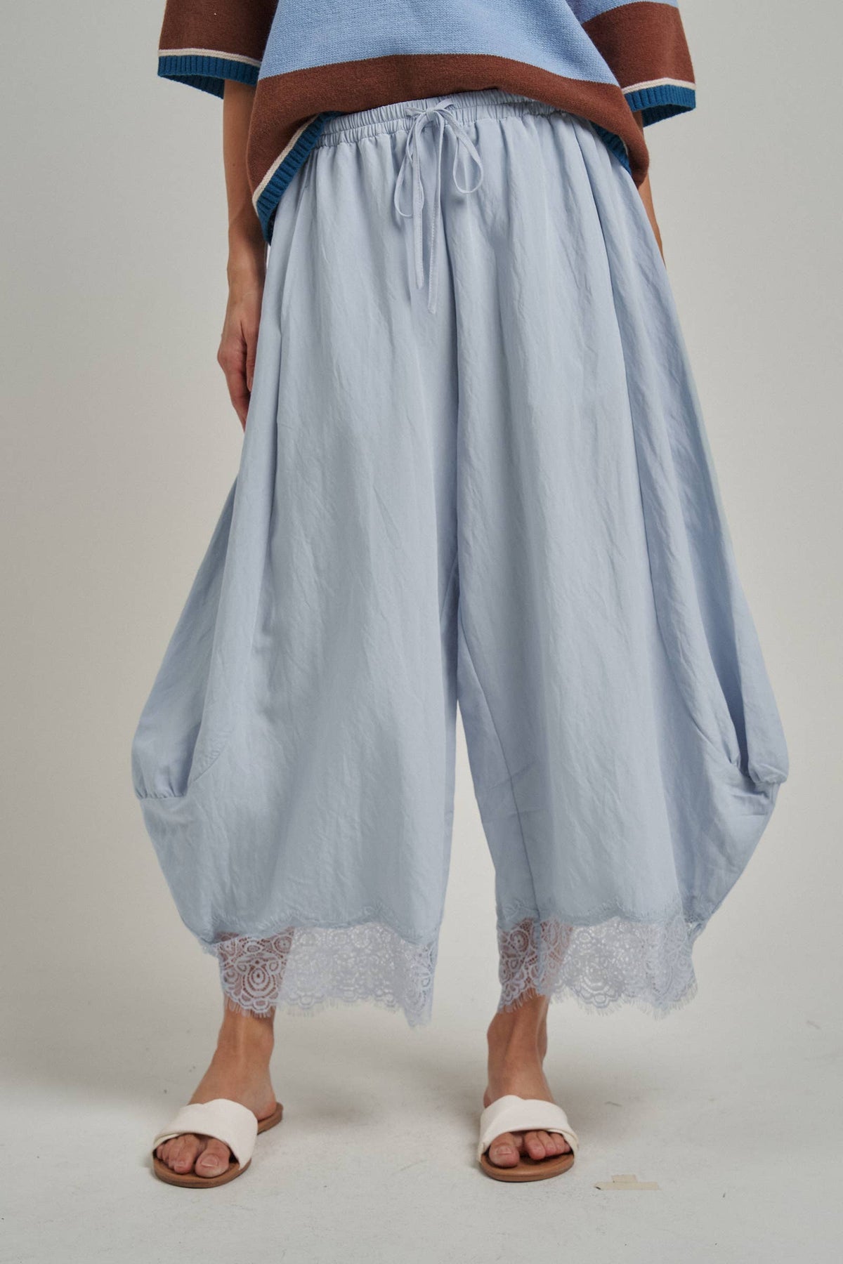 LIGHTWEIGHT BALLOON LEG PANTS WITH DELICATE LACE