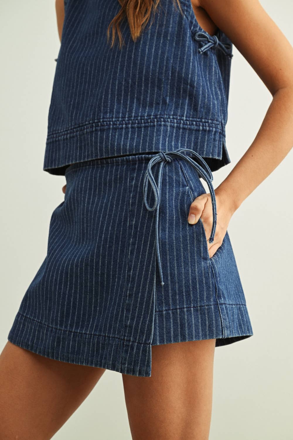PINSTRIPED DENIM SKORT