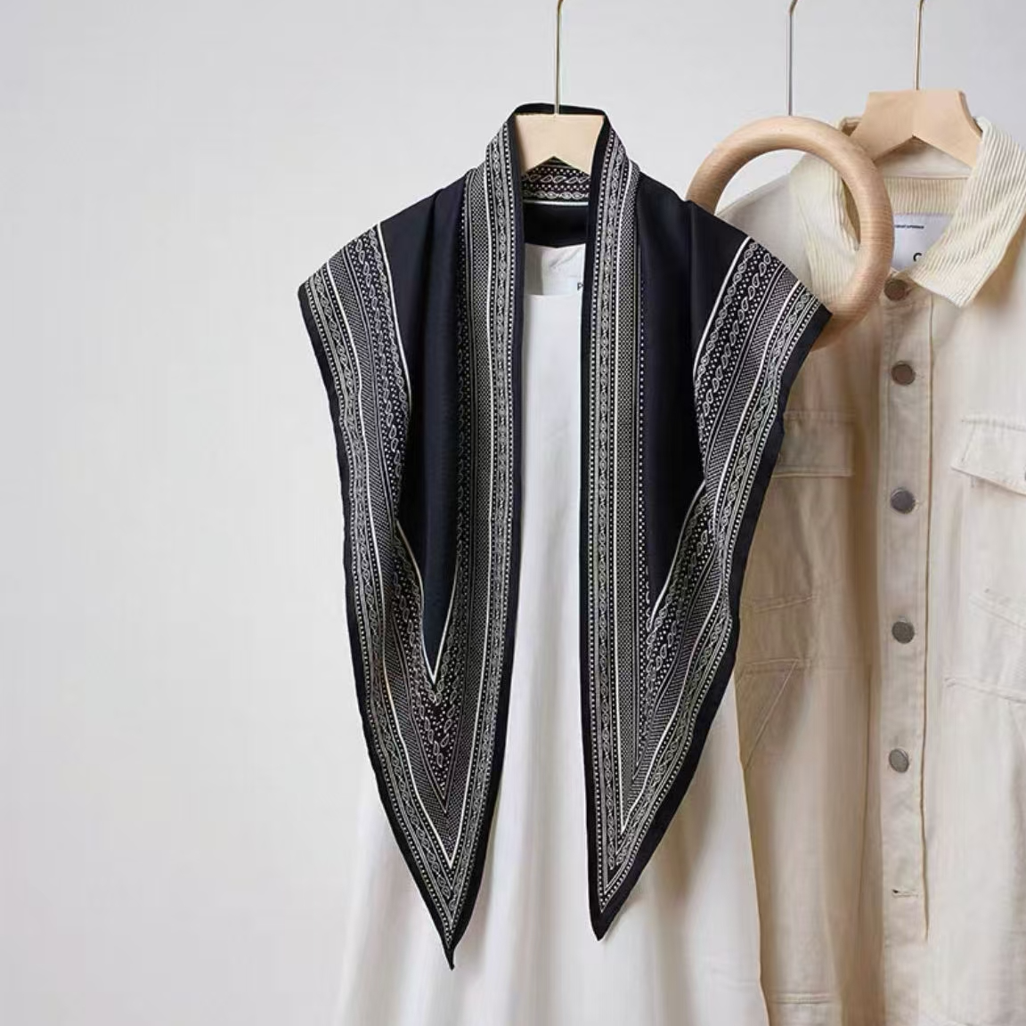 S25277 Border Print Triangle Lightweight Scarf