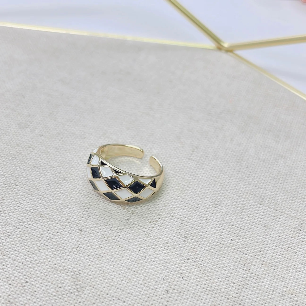 Checkered ring
